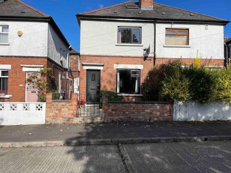 Lovely 2 Bedroom House Overlooking Park, Free Parking Belfast Exterior photo